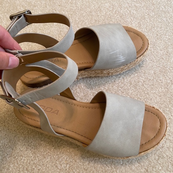 Soda Platform Sandals - Picture 7 of 10